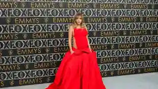 Suki Waterhouse zeigt Babybauch in Valentino-Kleid
