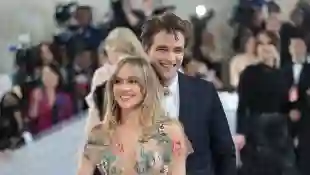 Suki Waterhouse und Robert Pattinson bei der Met Gala 2023