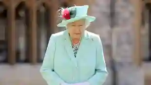 Königin Elizabeth II. In Windsor Castle für die Ritterschaft von Kapitän Tom Moore, 17. Juli 2020.