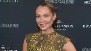 valentina pahde heiß sexy freizügig beine paris fashion week transparent kleid