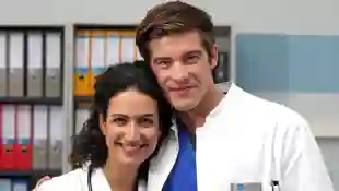 "In aller Freundschaft - Die jungen Ärzte": "Ben" (Philipp Danne) und "Leyla" (Sanam Afrashteh)