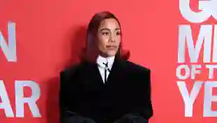 Alex Scott nur in einem Blazer und ohne Hose bei den GQ Men Of The Year Awards in London