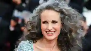 Andie MacDowell überraschte in Cannes mit einem neuen Look. Die Schauspielerin trägt ihre Haare jetzt grau und sieht einfach fabelhaft aus.