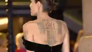 Angelina Jolie Rücken-Tattoos sind ein echter Blickfang