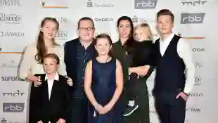 Angelo Kelly mit seiner Ehefrau Kira Harms Kelly und den Kindern Helen, Joseph, Mary Emma, William Emanuel und Gabriel Kelly