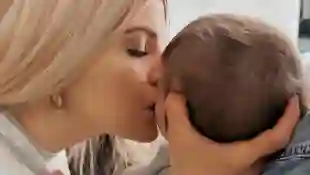Coupleontour-Ina küsst Baby Olivia