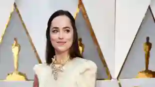 Dakota Johnson bei den Oscars 2017 in Gucci