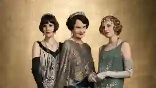 Michelle Dockery spielt „Lady Mary Talbot“, Elizabeth McGovern als „Lady Grantham“/„Cora Grawley“ und Laura Carmichael als „Lady Hexham“/„Edith Pelham“
