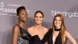 Heidi Klum erschien mit den GNTM-Kandidatinnen Toni Loba und Klaudia Giez auf der amfaR Gala