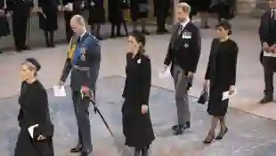 Kate ehrt Queen und Lady Di mit Details während Prozession