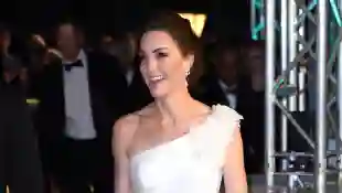 Herzogin Kate im weißen Kleid bei BAFTAs 2019