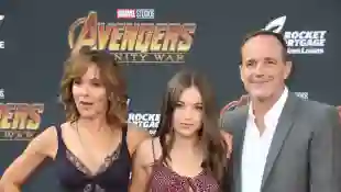 Jennifer Grey, Stella Gregg und Clark Gregg bei der Premiere von „Avengers: Infinity War“