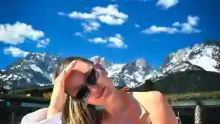 Joelina Drews posiert im Bikini vor Alpenpanorama