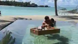 Julian Claßen und Tanja Makaric knutschend im Pool Malediven