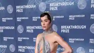 Katy Perry sorgte Breakthrough Awards in Santa Monica in einem funkelnden silbernen Kleid für einen atemberaubenden Auftritt.