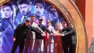 Kevin Feige, Chris Hemsworth, Chris Evans, Robert Downey Jr., Scarlett Johansson, Jermeny Renner und Mark Ruffalo verewigen ihre Handabdrücke vor dem TCL Chinese Theatre