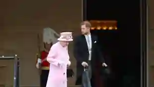 Elisabeth II. und Prinz Harry auf der Gartenparty der Queen im Mai 2019 in London