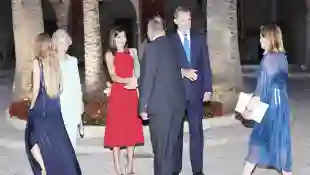 Königin Letizia und König Felipe begrüßen bei einem Empfang auf Mallorca die Gäste