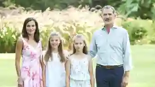 Königin Letizia, Prinzessin Leonor, Prinzessin Sofia und König Felipe posieren für das Familien-Fotoshooting
