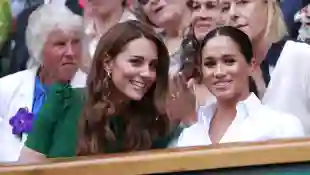 Herzogin Kate und Herzogin Meghan haben Spaß beim Wimbledon-Spiel
