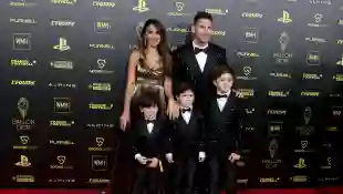 Antonella Roccuzzo, Lionel Messi und ihre Kinder bei der Ballon d Or 2021 Verleihung in Paris