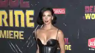 Morena Baccarin begeistert bei der "Deadpool"-Premiere in einem Lederkleid mit tiefem Ausschnitt