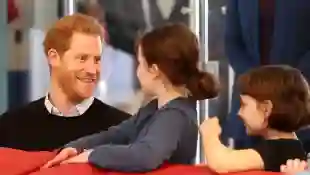 Prinz Harry mit zwei Kindern beim „fit and fed“-Programm in London
