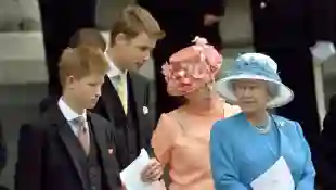 Prinz Harry, Prinz William und Königin Elisabeth II. im Jahr 2000