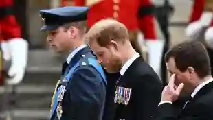 Prinz William und Prinz Harry beim Trauerzug der Queen