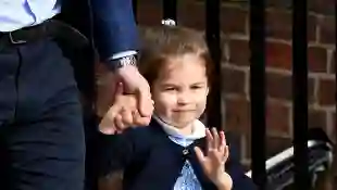 Prinzessin Charlotte winkt