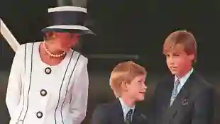 Lady Diana, Prinz Harry und Prinz William im August 1995 in London