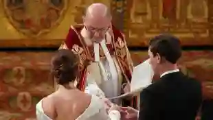 Prinzessin Eugenie Jack Brooksbank Hochzeit Kleid Narbe