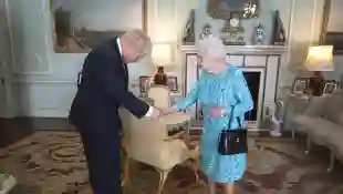 Boris Johnson verneigt sich vor der Queen: Fällt euch das Detail im Bild auf?