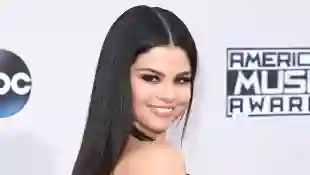 Selena Gomez American Music Awards 2015 Rückenausschnitt Tattoo