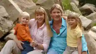 Steve Irwin mit seiner Frau terri und seinen Kindern Bindi und Robert