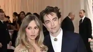 Suki Waterhouse und Robert Pattinson bei der MET Gala 2023