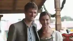 Thomas Müller und Frau Lisa Müller sind verheiratet, seit sie 20 sind