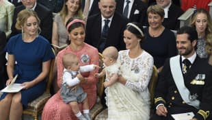 Prinzessinnen Victoria und Sofia von Schweden mit Söhnen
