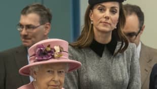 Royals So Reagierte Die Queen Als Sie Das Hochzeitskleid Von