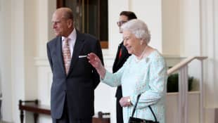 Hochzeitstag: Queen und Prinz Philip zeigen Geschenk der ...