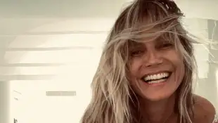 Heidi Klum posiert vor Tom Kaulitz in einem Bikini