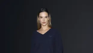 Alessandra Ambrosio im gewagten Balenciaga-Look
