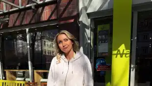 Anna-Carina Woitschack auf Krücken