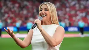 beatrice egli heiß freizügig haut ausschnitt dekolleté bh top