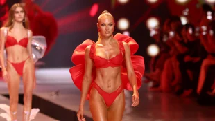 Candice Swanepoel bei der Victoria's Secret Fashionshow 2024