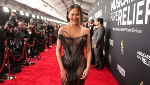 Chrissy Teigen in einem spektakulären Kleid bei den Grammys