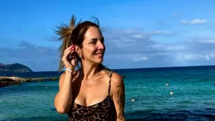 danni büchner heiß sexy leo kleid look ausschnitt