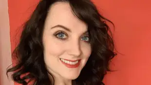 Evanna Lynch überrascht mit schwarzen Haaren
