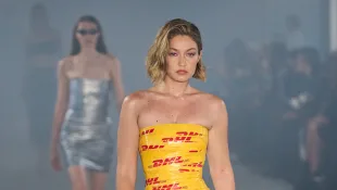 Gigi Hadid in DHL-Klebeband