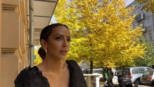 Jennifer Saro sitzt in einem Cafe in Berlin